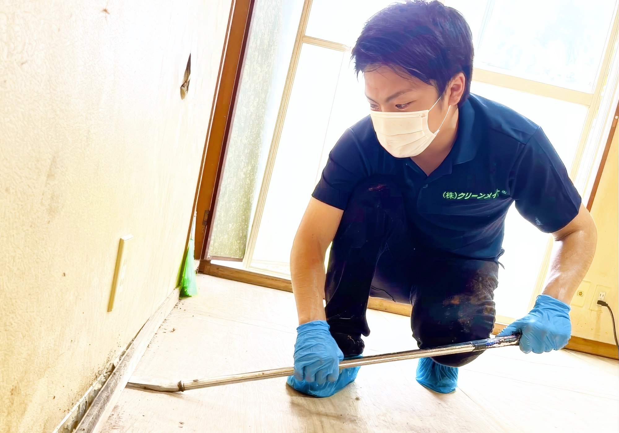 火災現場における煤（すす）の除去清掃と、オゾン燻蒸による焦げ臭の完全消臭・原状回復作業