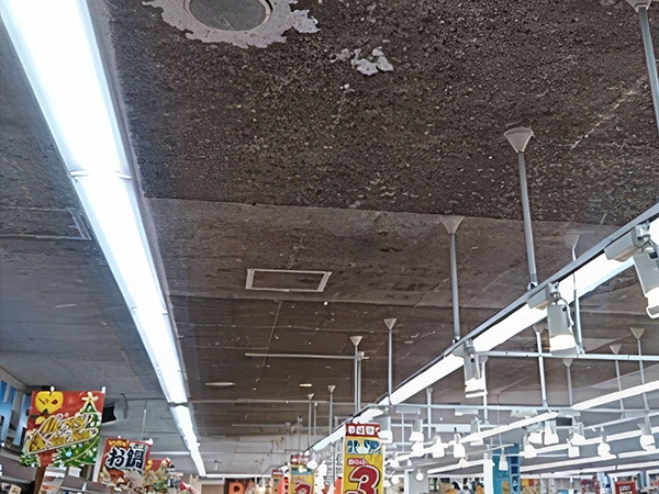店舗天井のカビ除去前