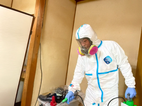 感染症予防のための徹底した消毒作業