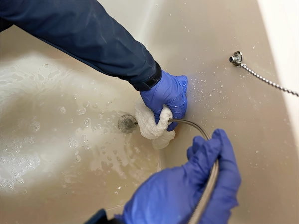 体液や脂質が詰まった排水管の高圧洗浄作業